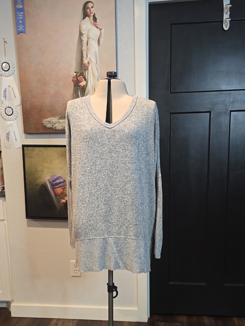 Women's V-Neck Lightweight Gray Sweater, dolman sleeves, side slits sz s